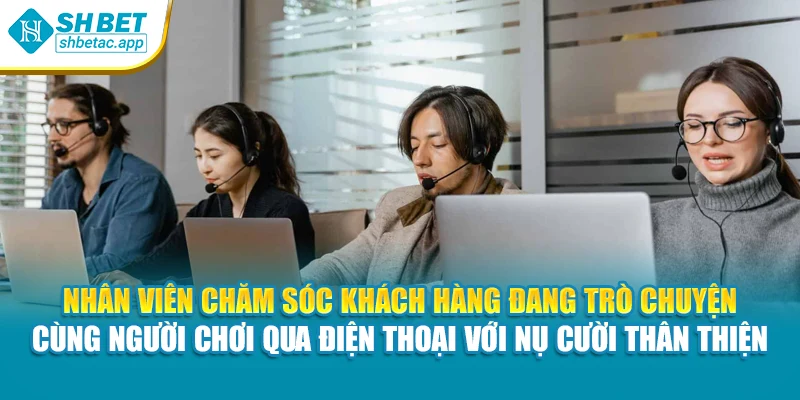 Nhân viên chăm sóc khách hàng đang trò chuyện cùng người chơi qua điện thoại với nụ cười thân thiện